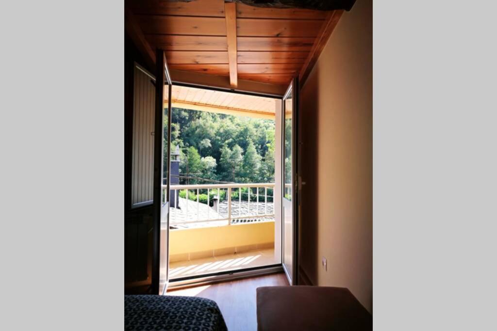 Apartamento Con Vistas Al Rio A Solaina Samos Exterior photo