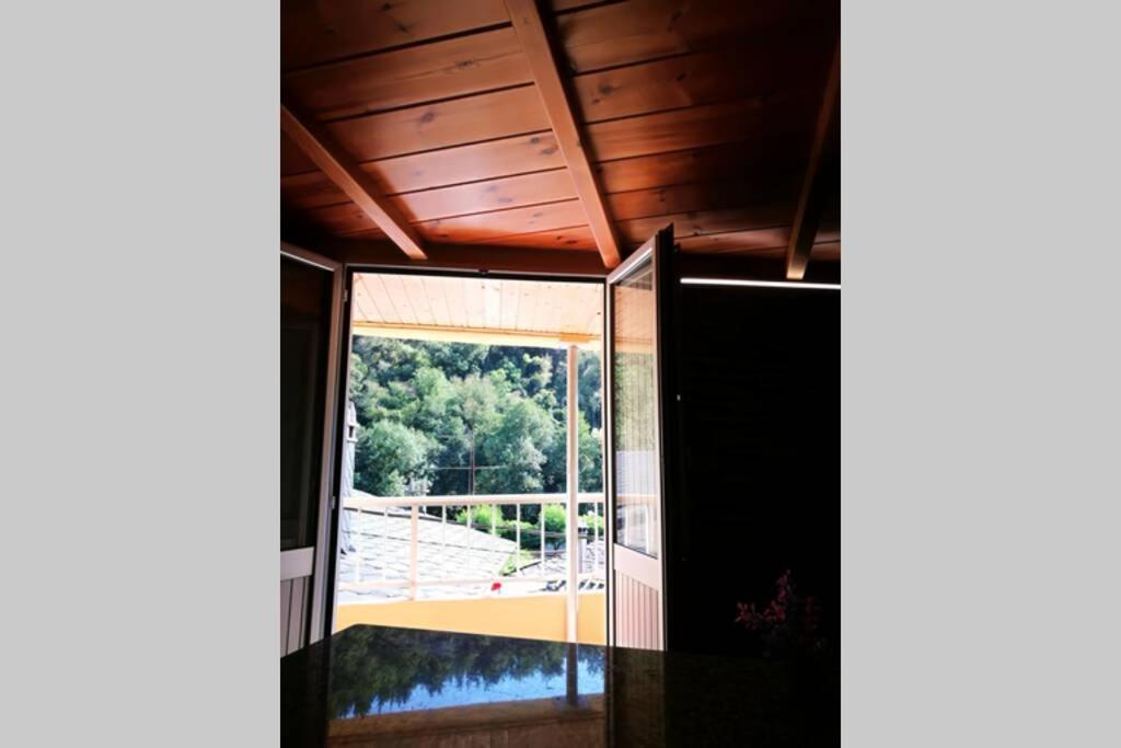 Apartamento Con Vistas Al Rio A Solaina Samos Exterior photo